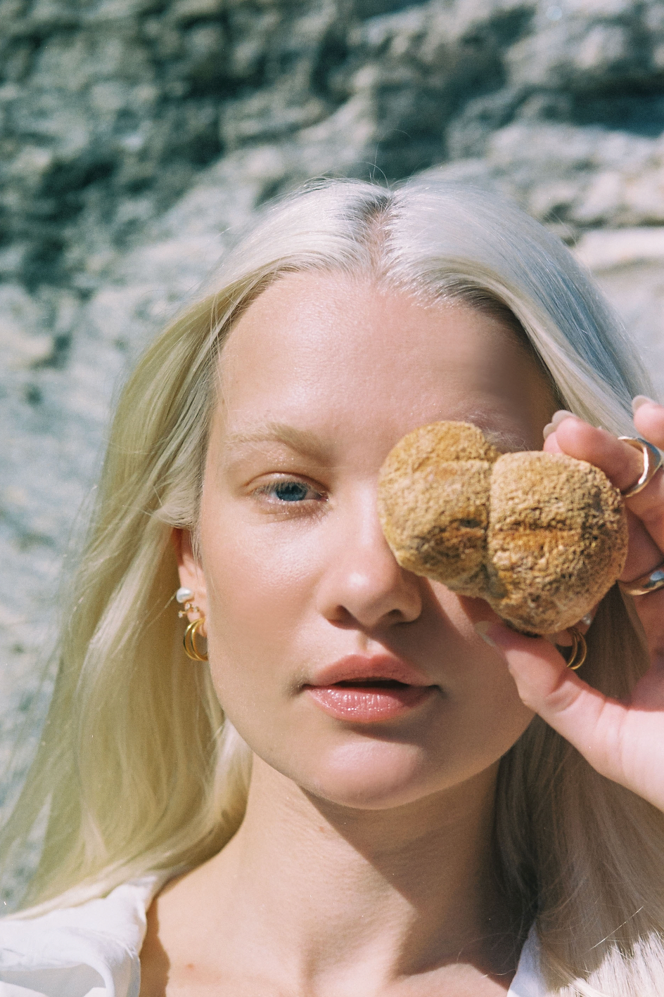 Focus Lion's Mane Powder - A woman and a rock - Mushroom Revival